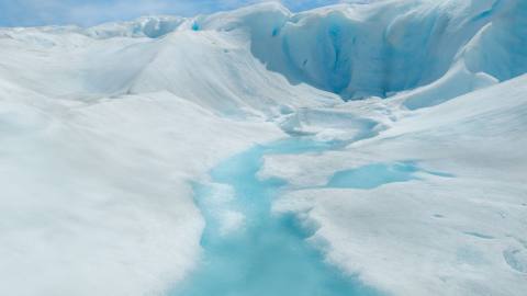 Arroyo de deshielo en el glaciar.